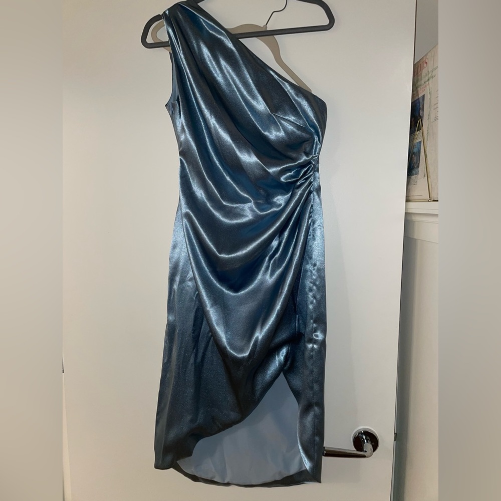 Never worn! Gorgeous and silky.